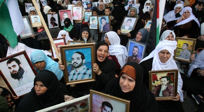 Decir prisionero o prisionera de la potencia colonial, ocupante, es decir palestino o palestina.